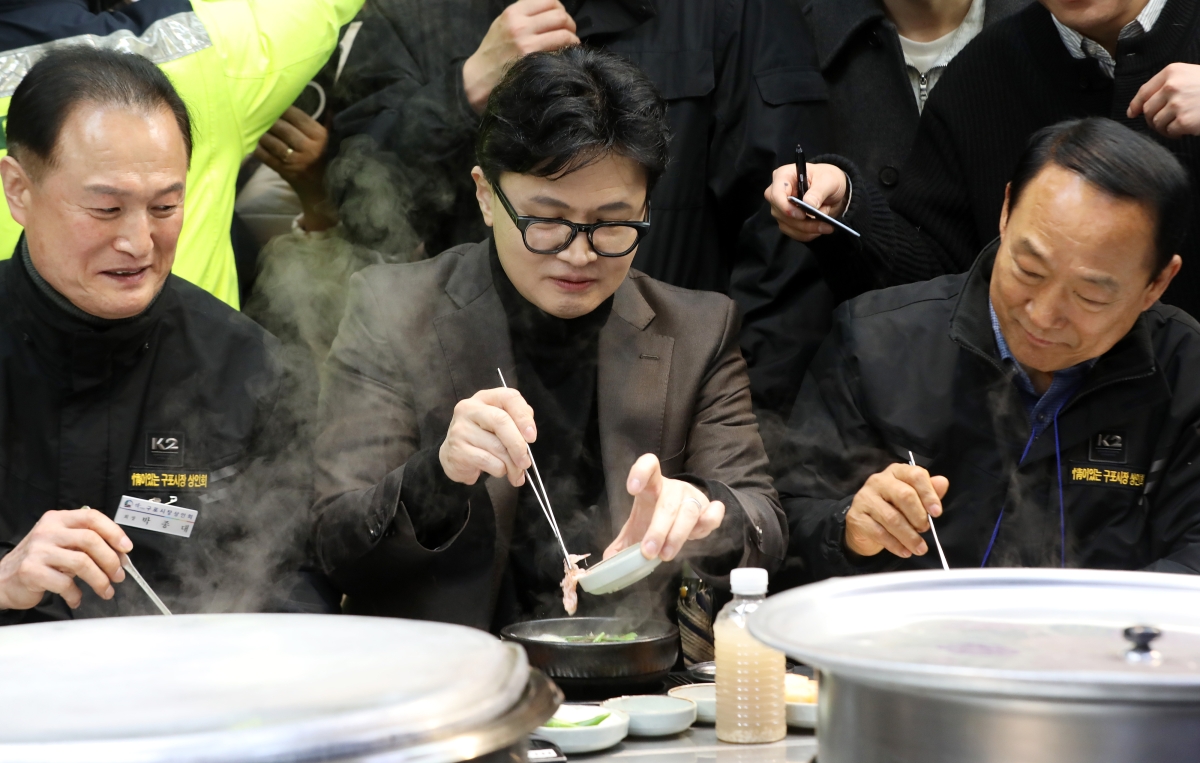한동훈 전 국민의힘 대표가 7일 오후 부산 북구 구포시장 한 식당을 찾아 돼지국밥에 새우젓을 넣고 있다.  뉴스1