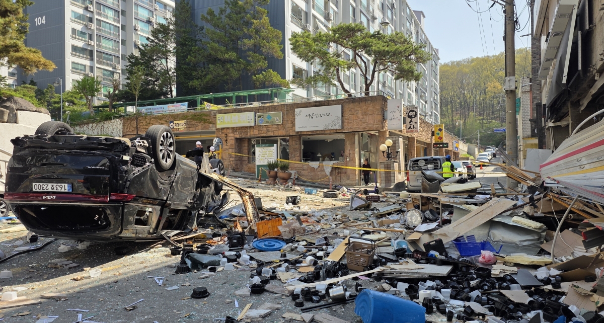 13일 오전 3시 59분쯤 청주시 흥덕구 봉명동의 3층 상가 1층 식당에서 발생한 폭발사고 현장이 전쟁터를 방불케하고 있다.