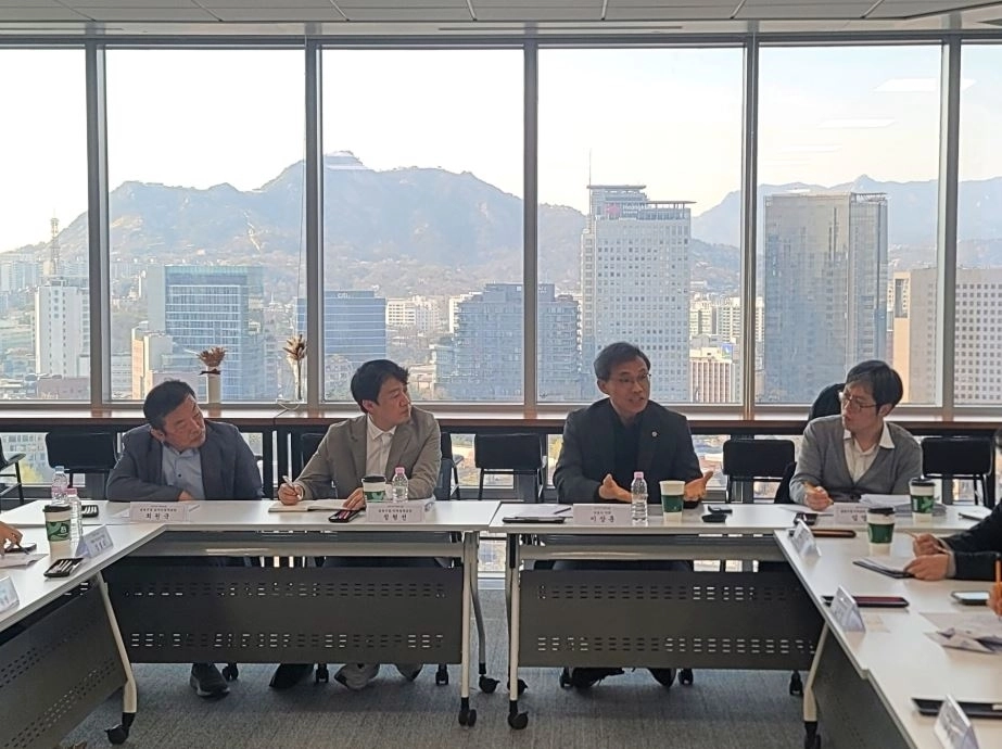 지난 8일 서울시청 서소문2청사에서 열린 ‘서울 패션봉제분야 의견 청책 간담회’에 참석해 발언중인 이상훈 의원(오른쪽에서 두 번째)