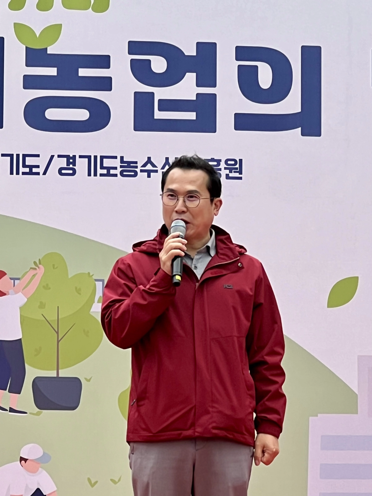 이오수 의원이 11일 경기도청 도담뜰 일대에서 열린 ‘제3회 경기도 도시농업의 날’ 기념식에 참석해 축사를 하고 있다.(사진=경기도의회)