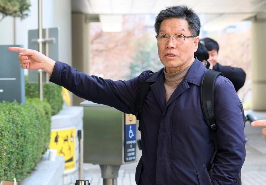 일본군 위안부 피해자를 부정하는 위안부법폐지국민행동 김병헌 대표가 지난달 20일 서울 서초구 서울중앙지방법원에서 열린 구속 전 피의자 심문에 출석하고 있다.  연합뉴스