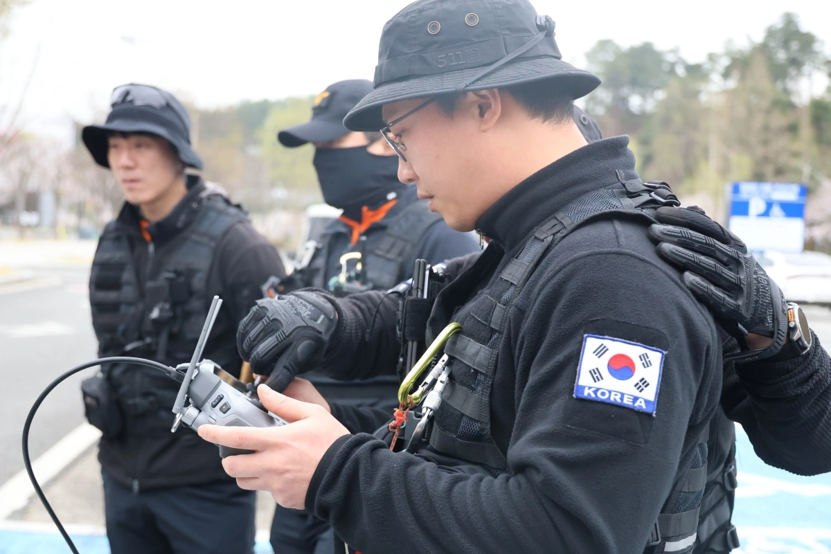 대전 오월드에서 탈출한 늑대 늑구를 찾기 위해 소방대원들이 드론으로 수색하고 있다. 대전 연합뉴스