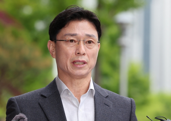 임성근 전 해병대 1사단장이 지난해 5월 9일 정부과천청사 고위공직자범죄수사처에서 진행된 포렌식 참관 출석에 앞서 취재진에게 입장문을 읽고 있다.  뉴스1