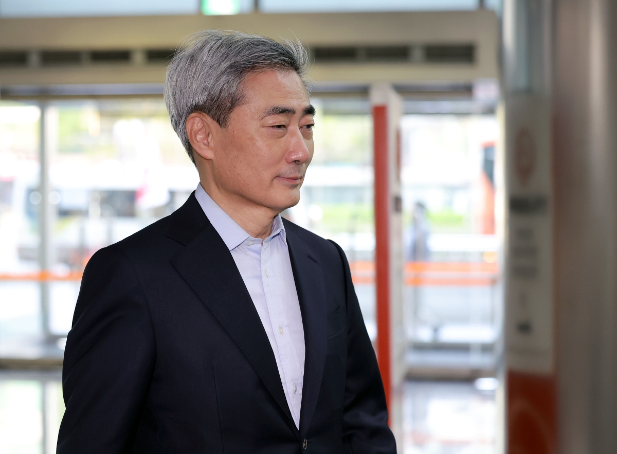 신현송 한국은행 총재 후보자가 13일 오전 서울 중구 한화금융플라자에 마련된 인사 청문회 준비 사무실로 출근하고 있다. 뉴시스