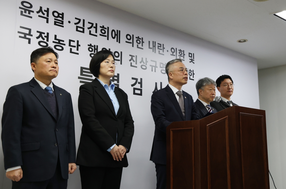 권창영 2차 종합 특별검사(가운데)가 경기 과천시 사무실에서 수사 계획을 발표하고 있다. 뉴스1