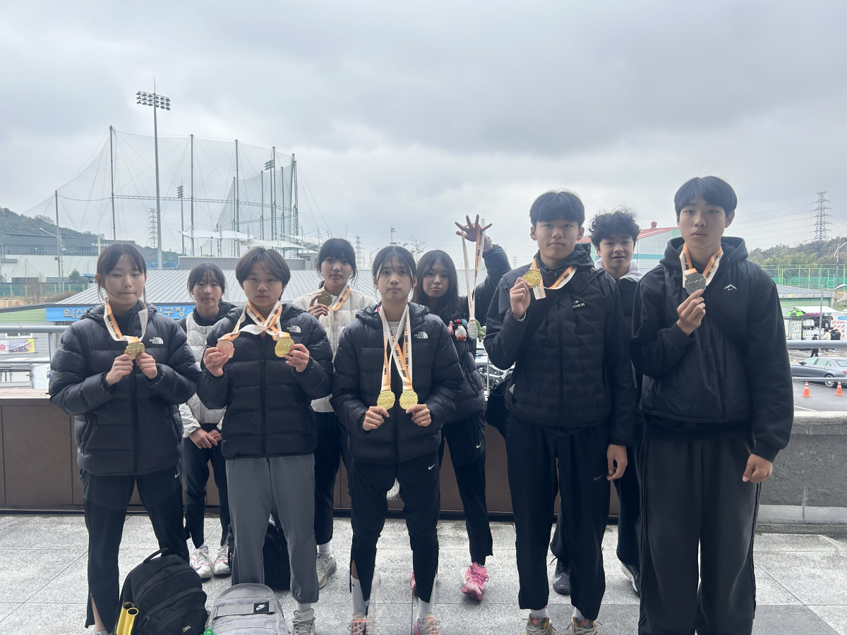 경북 칠곡 북삼중 육상부 학생들이 지난 11일 전북 익산종합운동장에서 열린 ‘익산 보석배 2026 전국 육상경기대회’에서 6개의 메달을 획득한 뒤 기념 촬영을 하고 있다. 북삼중 제공