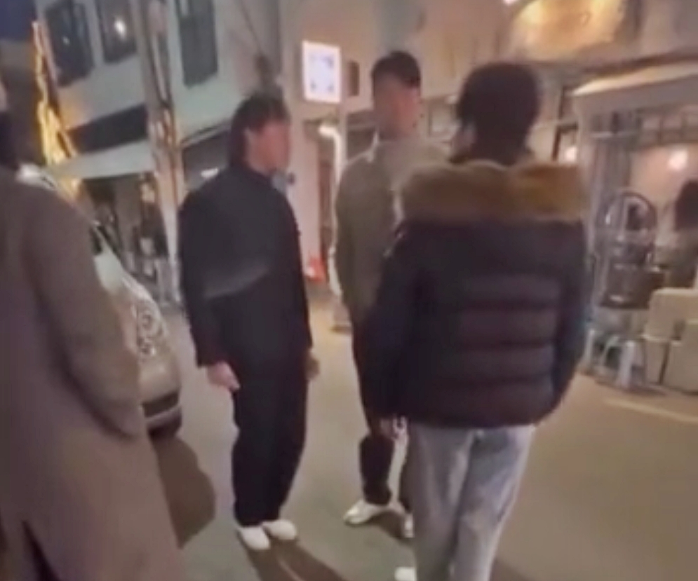 프로야구선수 최충연(29·롯데 자이언츠)이 사진 촬영을 요청한 팬의 외모를 비하했다는 주장이 제기됐다. 롯데 자이언츠 팬 일부는 성명을 내고 “응원받을 자격을 스스로 무너뜨린 것”이라고 비판했다. 사진은 관련 영상 일부. 2026.4.13 온라인 커뮤니티
