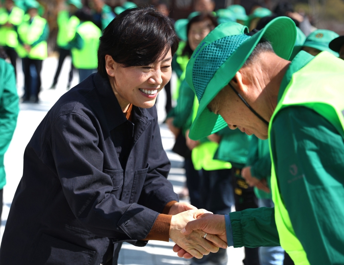 송미령 농림축산식품부 장관이 13일 충남 태안에서 열린 클린농촌단 발대식에서 단원과 악수를 하고 있다. 농림축산식품부 제공