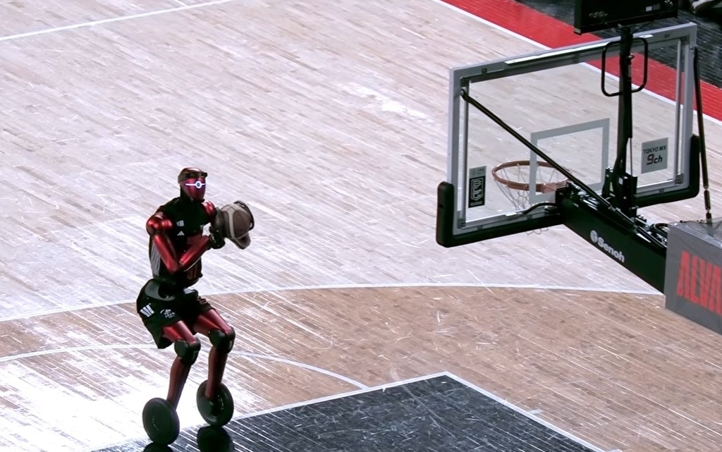 지난 12일 도쿄 고토구 도요타 아레나 도쿄에서 열린 B리그 시합 하프타임에서 자유투를 시도 중인 도요타의 휴머노이드 로봇 ‘큐7’. 유튜브 캡처