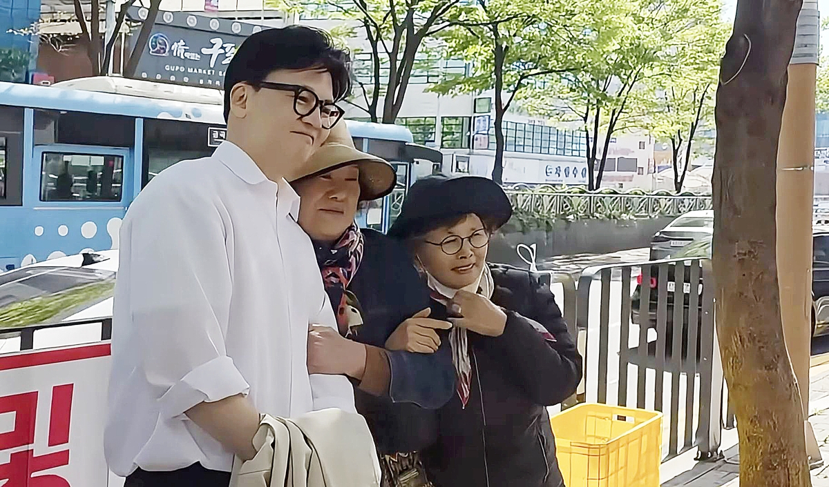 한동훈 전 국민의힘 대표가 13일 부산 북구에 집을 구한 사실을 공개하며 국회의원 보궐선거 출마를 사실상 공식화했다. 사진은 한 전 대표가 지난 8일 부산 시민들과 기념촬영을 하는 모습. 한동훈 전 대표 유튜브 캡처
