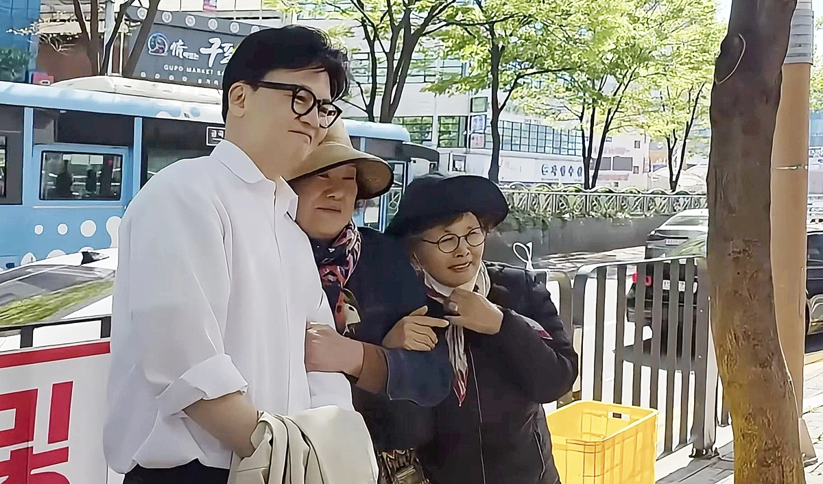 한동훈 전 국민의힘 대표가 13일 부산 북구에 집을 구한 사실을 공개하며 국회의원 보궐선거 출마를 사실상 공식화했다. 사진은 한 전 대표가 지난 8일 부산 시민들과 기념촬영을 하는 모습. 한동훈 전 대표 유튜브 캡처