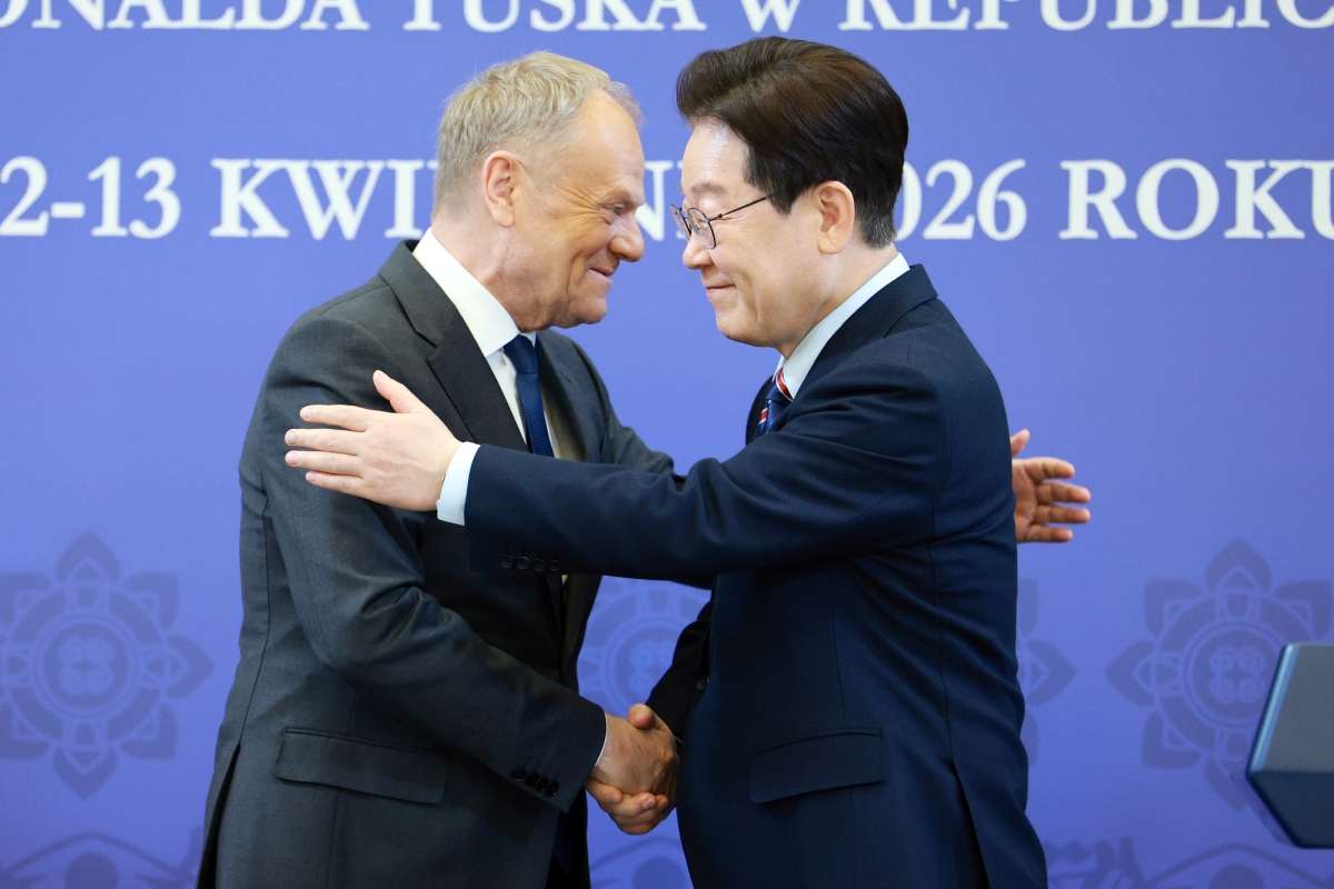 이재명 대통령과 도날트 투스크 폴란드 총리가 13일 청와대에서 정상회담 후 이어진 공동언론발표를 마친 뒤 악수하며 서로 어깨를 감싸고 있다. 뉴스1