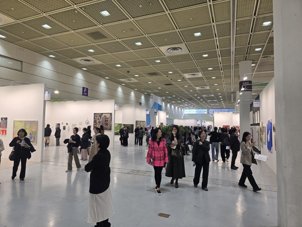지난 8일 화랑미술제를 찾은 관람객들이 부스를 돌아다니며 작품을 감사하고 있다. 윤수경 기자