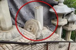 부산 해동용궁사에서 석등 윗부분 떨어져 2명 부상