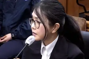 마스크 벗은 김건희, 계엄 질문엔 “몰랐다”…핵심 의혹엔 “증언 거부”