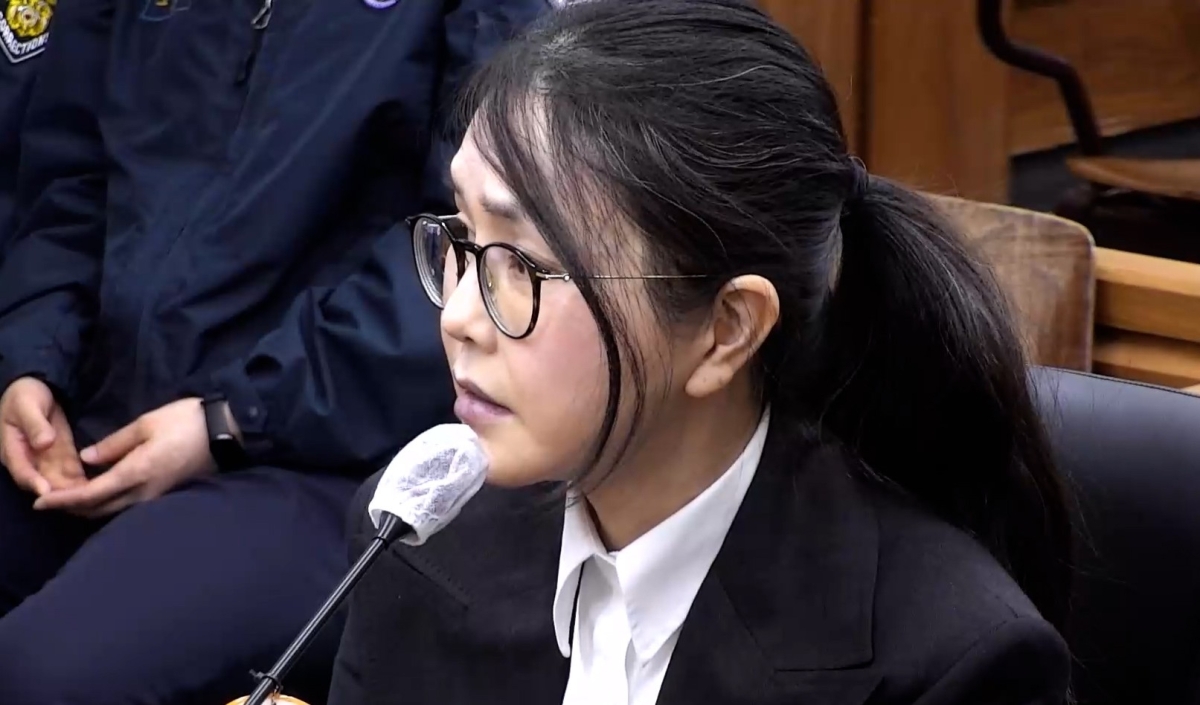 김건희 여사가 지난 13일 서울 서초구 서울중앙지법 형사합의33부(이진관 부장판사) 심리로 열린 박성재 전 법무부 장관의 내란 중요임무 종사 혐의 사건의 속행 공판에 증인으로 출석해 증언하고 있다. 서울중앙지법 제공