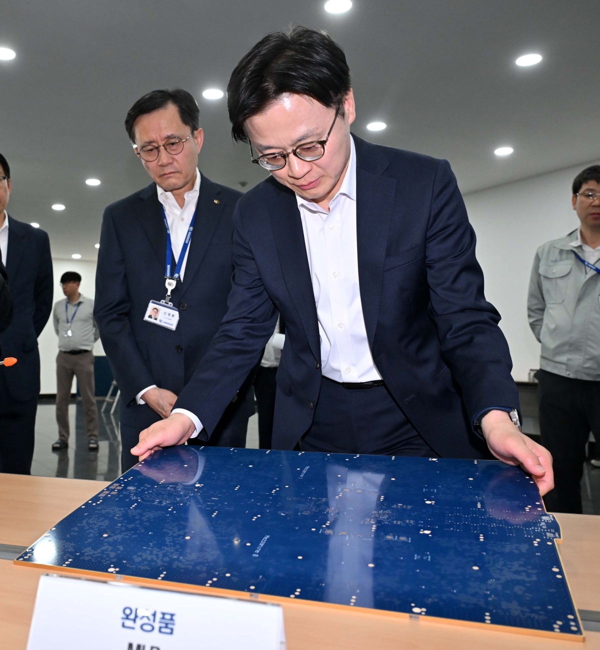 김정관 산업통상부 장관, 반도체 패키징 소재 생산공장 방문