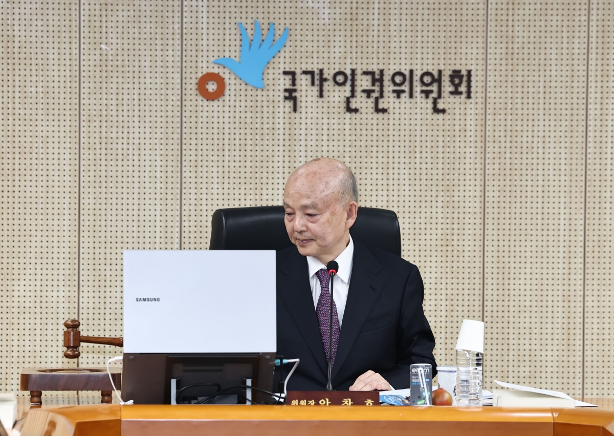 안창호 국가인권위원장이 13일 서울 중구 국가인권위원회에서 우크라이나 북한군 포로의 생명·신체 및 정신건강 보호와 대한민국 입국을 위한 인도적 조치 권고의 건 등을 공개 심의하는 제7차 전원위원회를 주재하고 있다. 연합뉴스