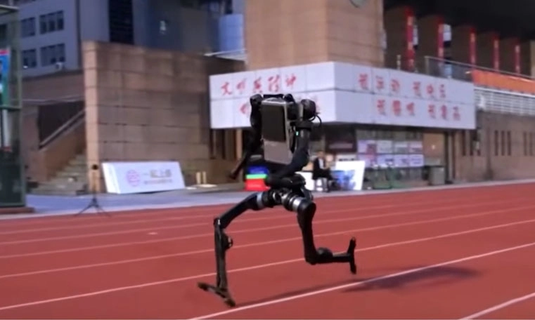 13일 중국 로봇업체 유니트리(위수커지)는 지난 11일 소셜미디어 계정에 다리 길이 80㎝에 무게 62㎏인 일반인과 비슷한 체형의 자사 휴머노이드 로봇 H1 모델이 육상 경기장 트랙에서 달리는 모습을 공개했다. 영상 속 측정 장비에는 초속 10.1m가 기록됐다. 유튜브 캡처