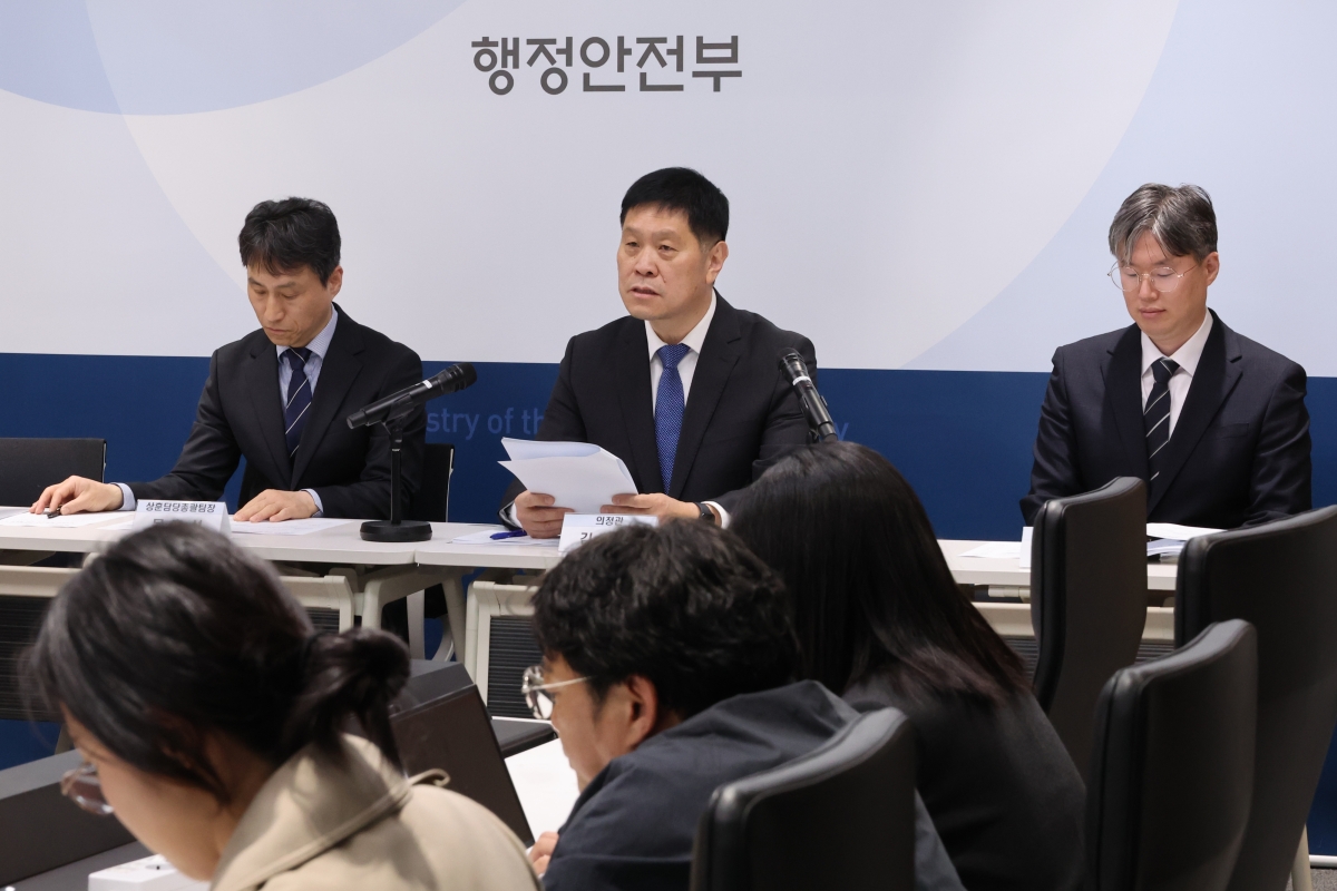 김영수 행정안전부 의정관이 13일 세종시 정부세종청사에서 부적절한 정부포상에 대한 전면 재검토 및 취소 추진방안을 설명하고 있다. 왼쪽부터 문호성 상훈담당팀장, 김영수 의정관, 박동민 사무관. 2026.4.13 연합뉴스