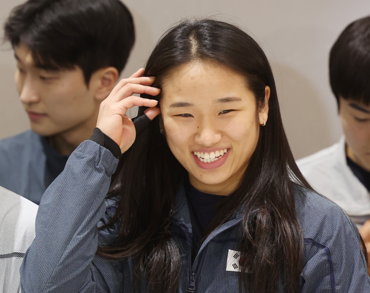 아시아 정상에 오르며 메이저 대회 그랜드슬램의 대업을 달성한 세계 배드민턴 여자 단식의 ‘절대 강자’ 안세영이 13일 인천국제공항 2터미널을 통해 귀국해 기념촬영하고 있다. 2026.4.13 연합뉴스