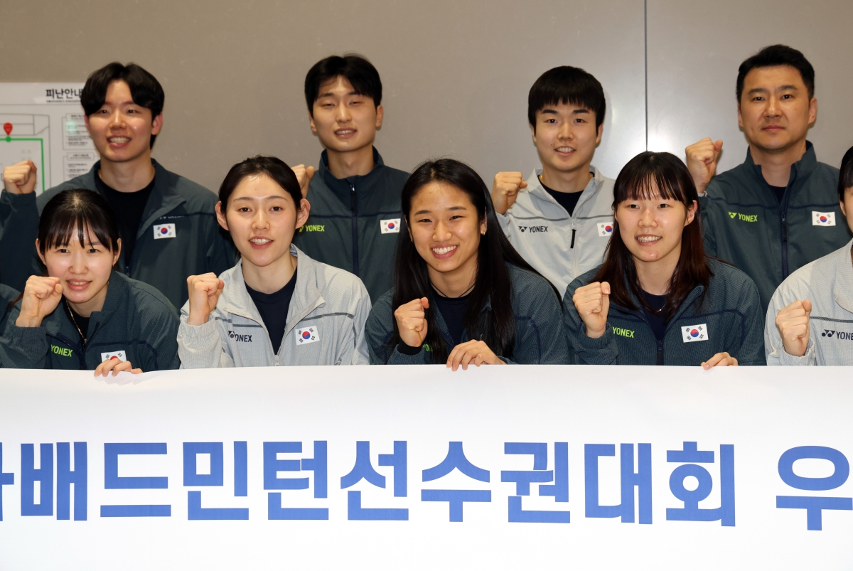 아시아 정상에 오르며 메이저 대회 그랜드슬램의 대업을 달성한 세계 배드민턴 여자 단식의 ‘절대 강자’ 안세영을 비롯한 한국 배드민턴 선수단이 13일 인천국제공항 2터미널을 통해 귀국해 기념촬영하고 있다. 2026.4.13 연합뉴스
