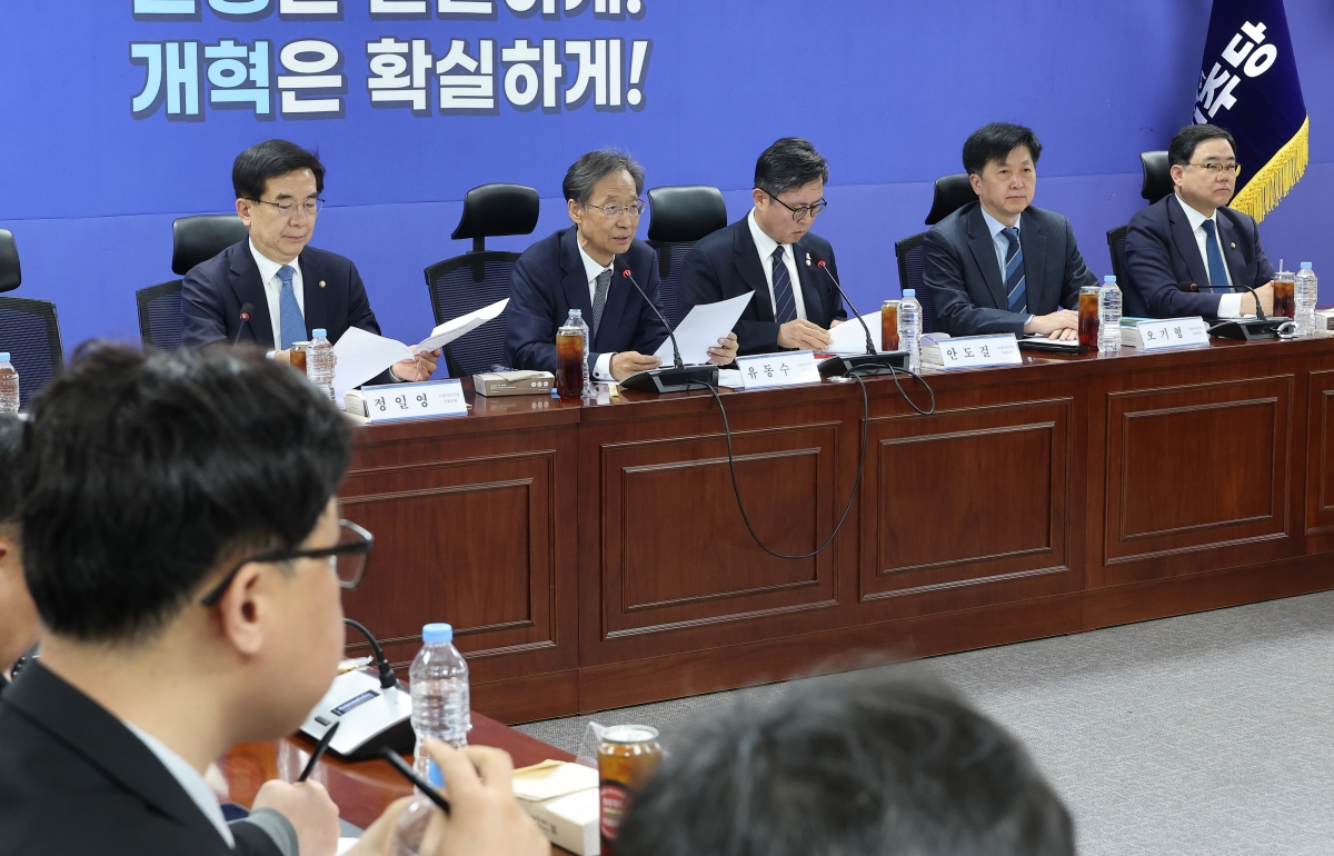 더불어민주당 ‘중동 상황 경제 대응 특별위원회’ 위원장인 유동수 의원(왼쪽 두 번째)이 13일 국회 의원회관에서 열린 ‘중동전쟁 경제 대응 특위 3차 회의’에서 발언하고 있다. 2026.4.13 연합뉴스