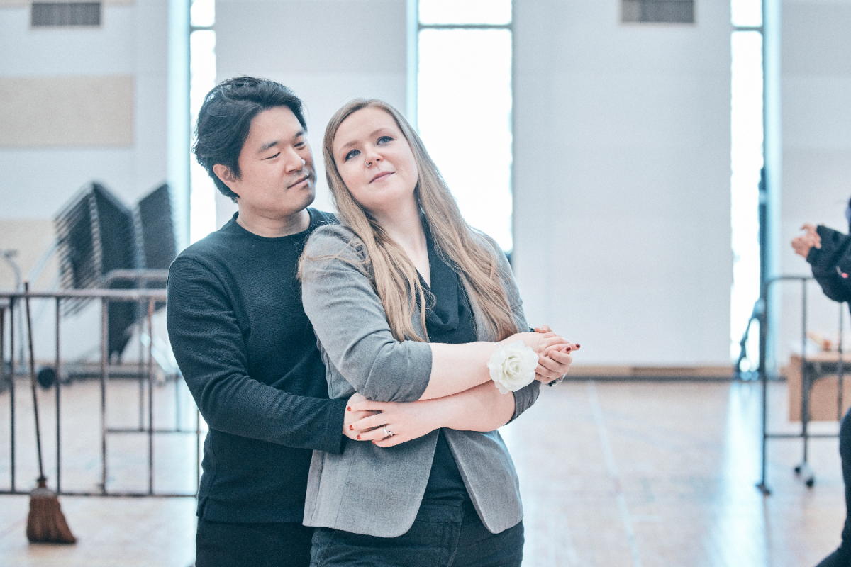 서울 예술의전당 연습동 연습실에서 김요한(왼쪽·베르테르 역)과 카리스 터커(샤를로트 역)가 국립오페라단의 ‘베르테르’의 한 장면을 보여주고 있다. 국립오페라단 제공