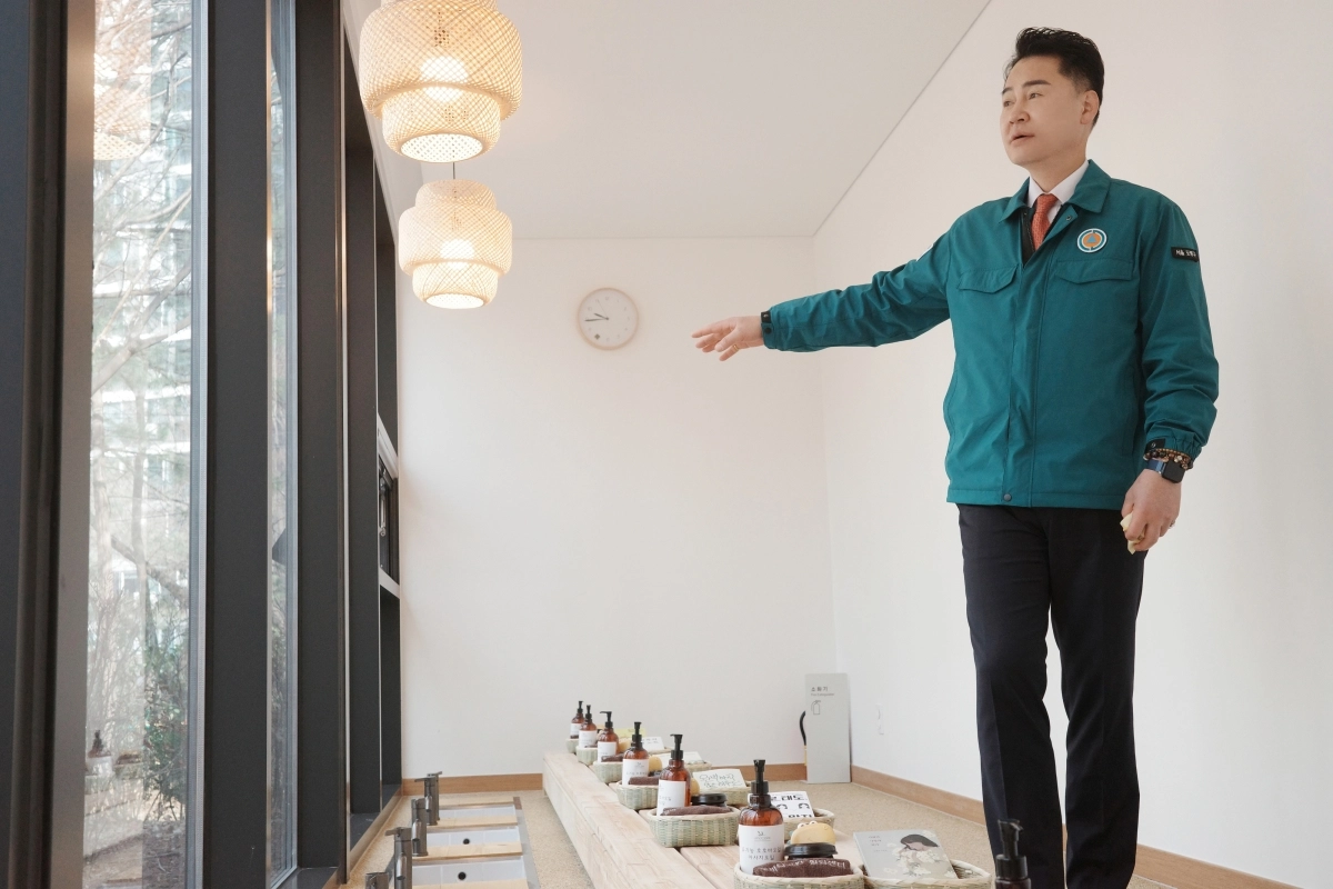 오언석 도봉구청장이 지난 8일 방학동 발바닥공원 힐링센터를 찾아 족욕체험 공간을 점검하고 있다. 도봉구 제공