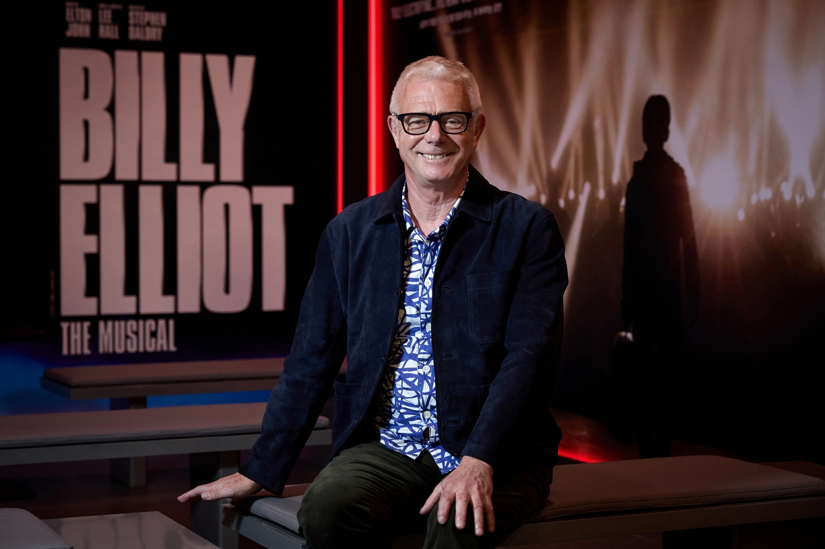 서울 블루스퀘어에서 개막한 뮤지컬 ‘빌리 엘리어트’의 스티븐 달드리 연출이 포토월 앞에서 포즈를 취하고 있다. 신시컴퍼니 제공