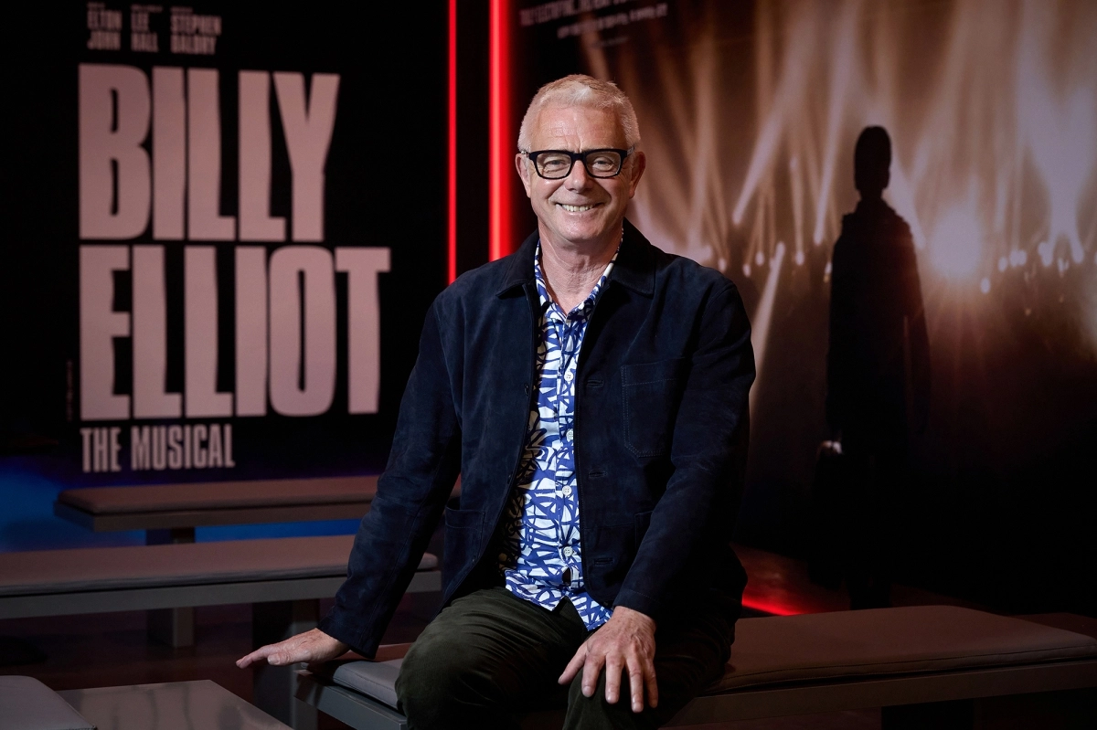 서울 블루스퀘어에서 개막한 뮤지컬 ‘빌리 엘리어트’의 스티븐 달드리 연출이 포토월 앞에서 포즈를 취하고 있다. 신시컴퍼니 제공