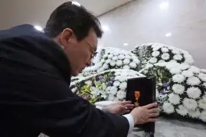 ‘완도 화재’ 두 소방관에게 훈장 추서