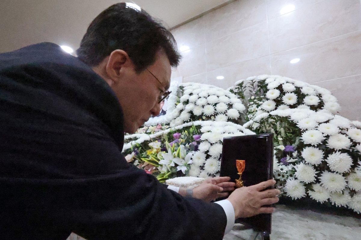 ‘완도 화재’ 두 소방관에게 훈장 추서