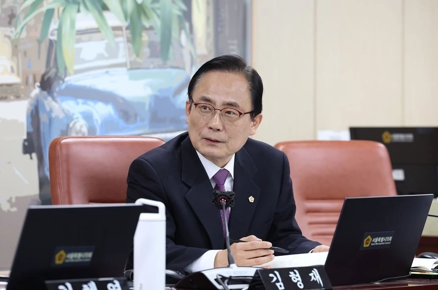 김형재 의원이 지난 3월 5일 열린 제334회 서울시의회 임시회 문화체육관광위원회 업무보고에서 서울시 홍보기획관에게 질의하고 있다.
