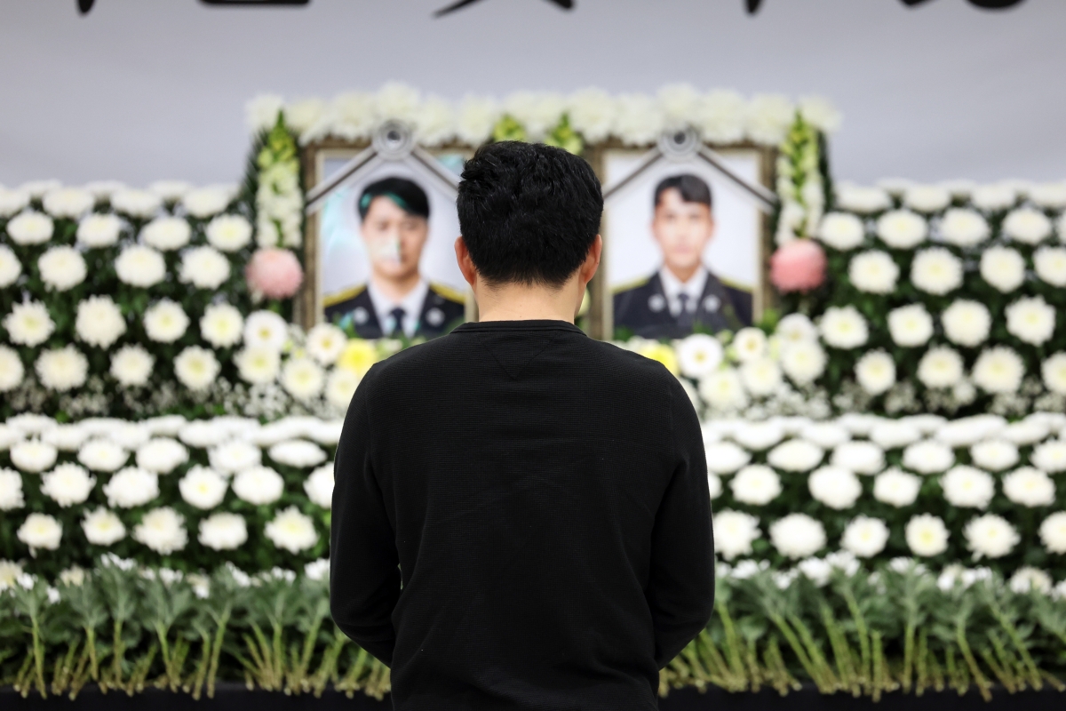 13일 전남 완도군 문화예술의전당에 마련된 고(故) 박승원 소방경·노태영 소방교의 합동분향소에서 추모객이 헌화하고 있다. 2026.4.13 연합뉴스