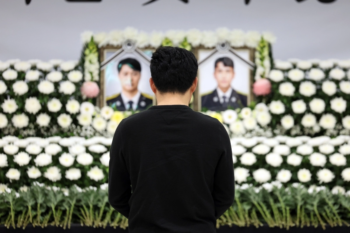 13일 전남 완도군 문화예술의전당에 마련된 고(故) 박승원 소방경·노태영 소방교의 합동분향소에서 추모객이 헌화하고 있다. 2026.4.13 연합뉴스