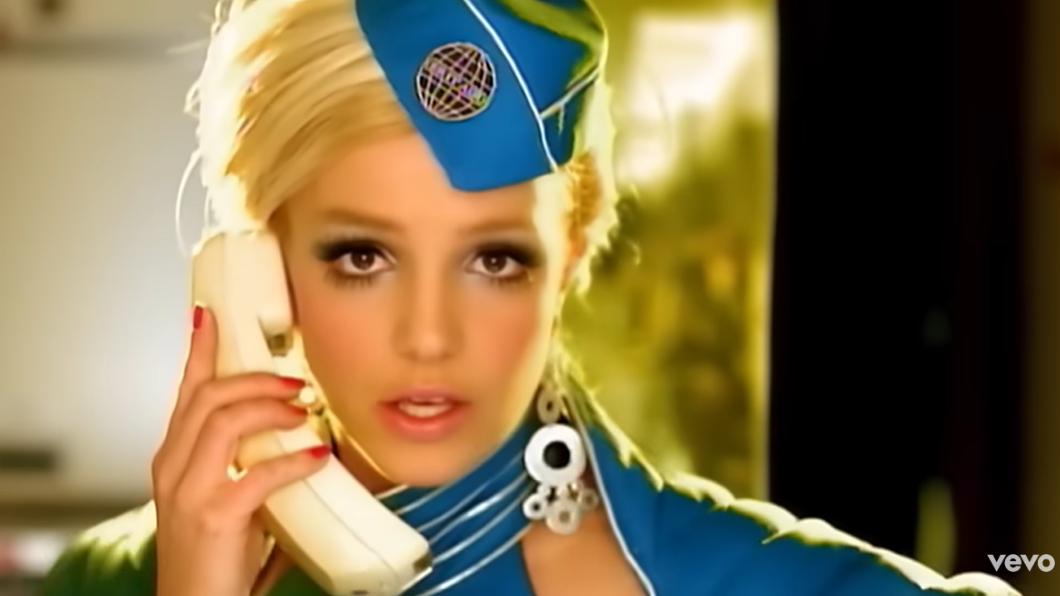 2003년 발매된 노래 ‘toxic’ 뮤직비디오 속 브리트니 스피어스. 유튜브 채널 ‘Britney Spears’ 캡처