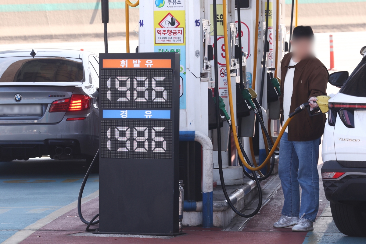 3차 최고가격제 셋째날 기름값 상승세 둔화     (서울=연합뉴스) 진연수 기자 = 3차 석유 최고가격제 실시 셋째 날인 12일 전국 주유소 평균 유가 상승세가 대폭 둔화한 가운데 서울 경유 가격은 전날 대비 보합세를 보였다. 유가정보시스템 오피넷에 따르면 이날 오전 9시 기준 전국 주유소 평균 휘발윳값은 L당 1천992.3원으로 전날보다 0.7원 올랐다. 사진은 이날 서울의 한 주유소 모습. 2026.4.12      jin90@yna.co.kr