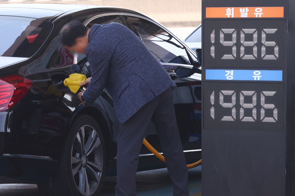 3차 최고가격제 셋째날 기름값 상승세 둔화     (서울=연합뉴스) 진연수 기자 = 3차 석유 최고가격제 실시 셋째 날인 12일 전국 주유소 평균 유가 상승세가 대폭 둔화한 가운데 서울 경유 가격은 전날 대비 보합세를 보였다. 유가정보시스템 오피넷에 따르면 이날 오전 9시 기준 전국 주유소 평균 휘발윳값은 L당 1천992.3원으로 전날보다 0.7원 올랐다. 사진은 이날 서울의 한 주유소 모습. 2026.4.12      jin90@yna.co.kr