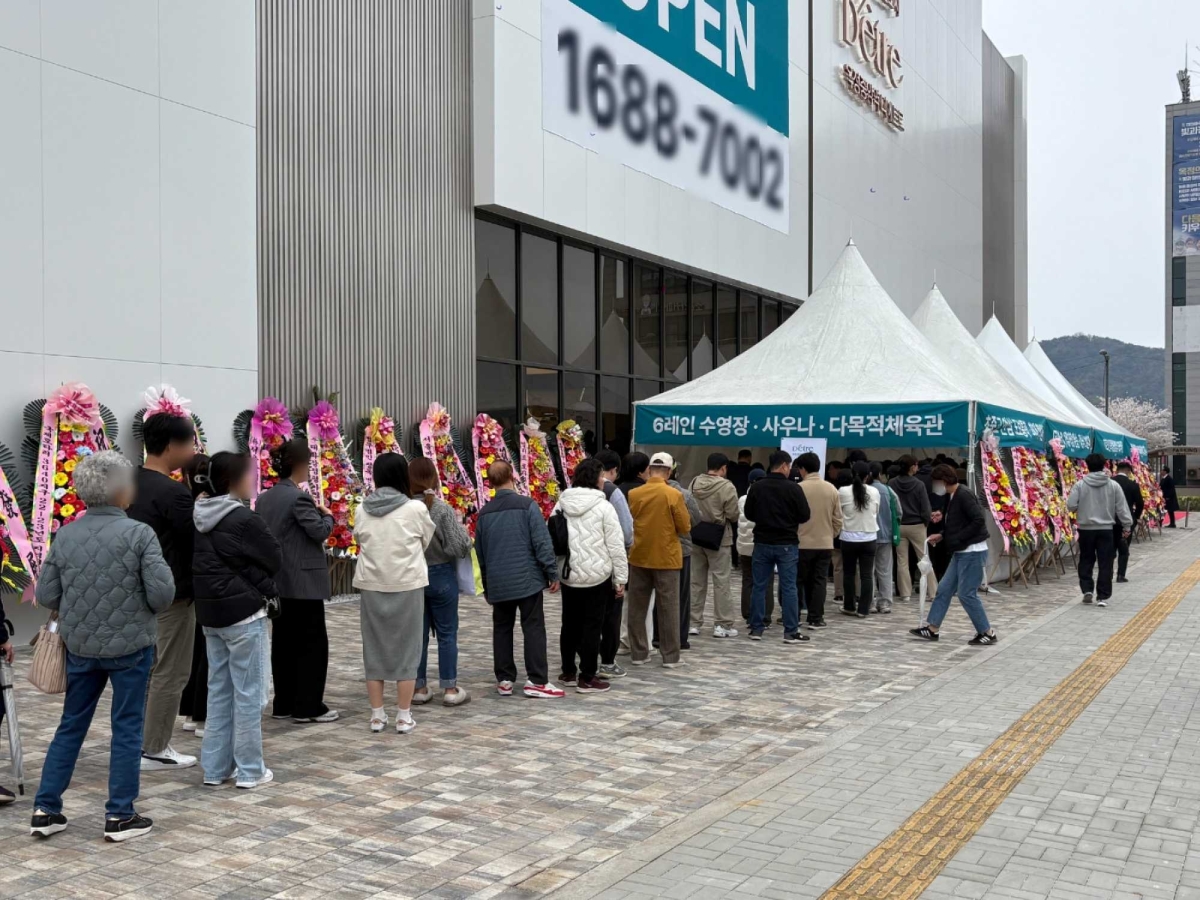 지난 9일 문을 연 ‘옥정중앙역 디에트르’(가칭) 견본주택 앞에 방문객들이 줄지어 서 있다. 대방건설 제공