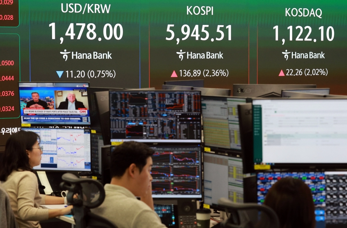 4일 서울 중구 하나은행 본점 딜링룸 현황판에 코스피, 코스닥 지수와 환율이 표시되고 있다. 2026.4.14. 연합뉴스