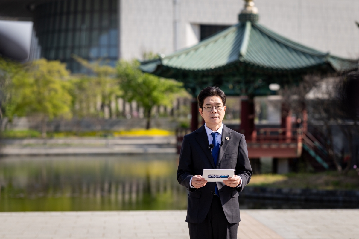 정원오 더불어민주당 서울시장 후보가 14일 서울 용산구 국립중앙박물관 호수 앞에서 여덟 번째 공약으로 문화·관광 분야를 발표하고 있다. 정원오 캠프 제공