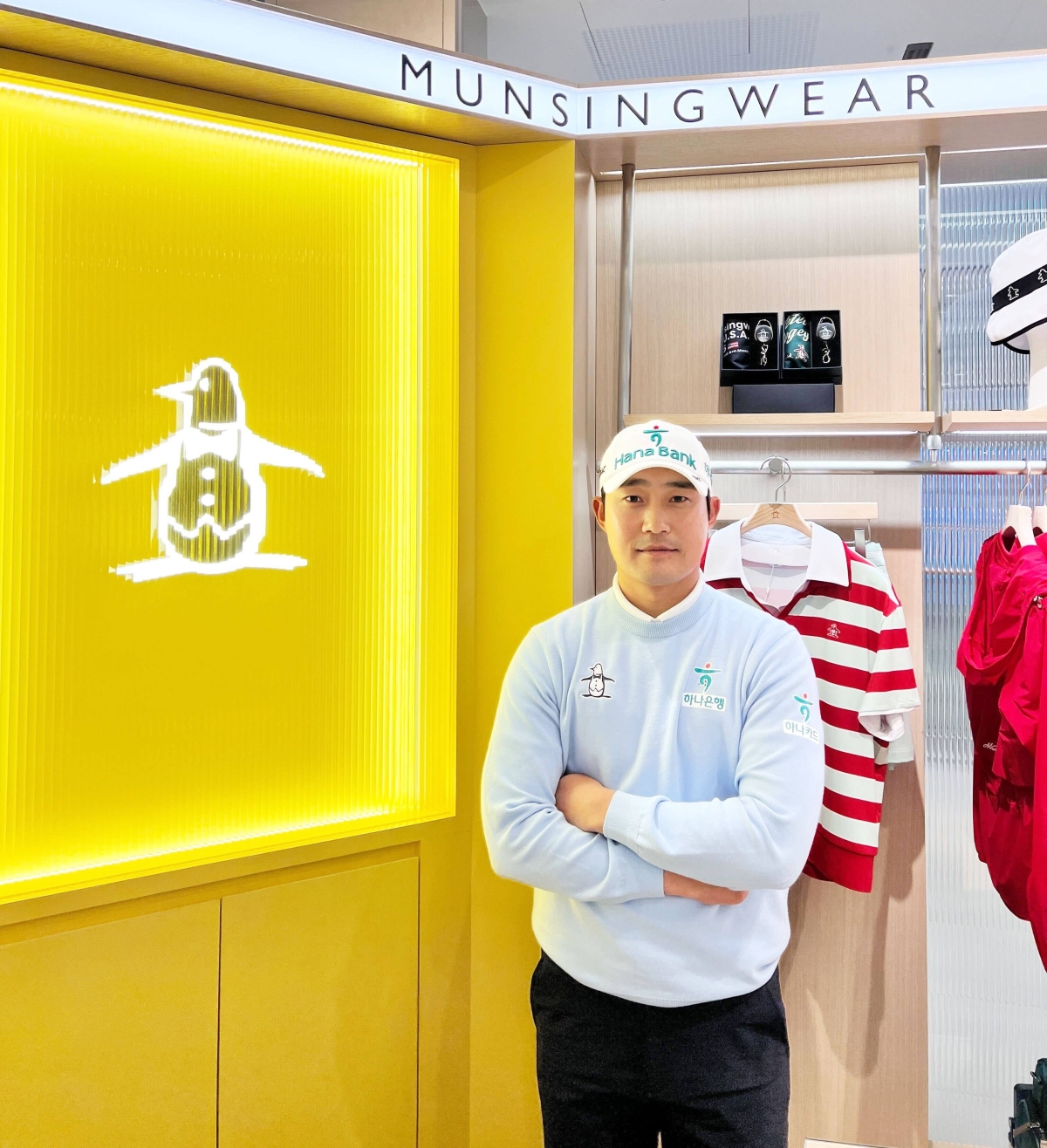 먼싱웨어 스토어에서 포즈를 취한 박은신.