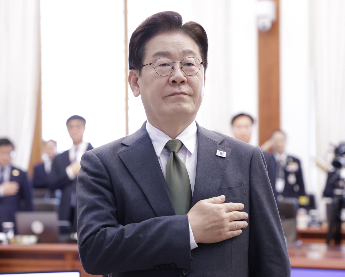 이재명 대통령이 14일 청와대에서 열린 국무회의 겸 비상경제점검회의에서 국기에 경례하고 있다. 2026.4.14 연합뉴스