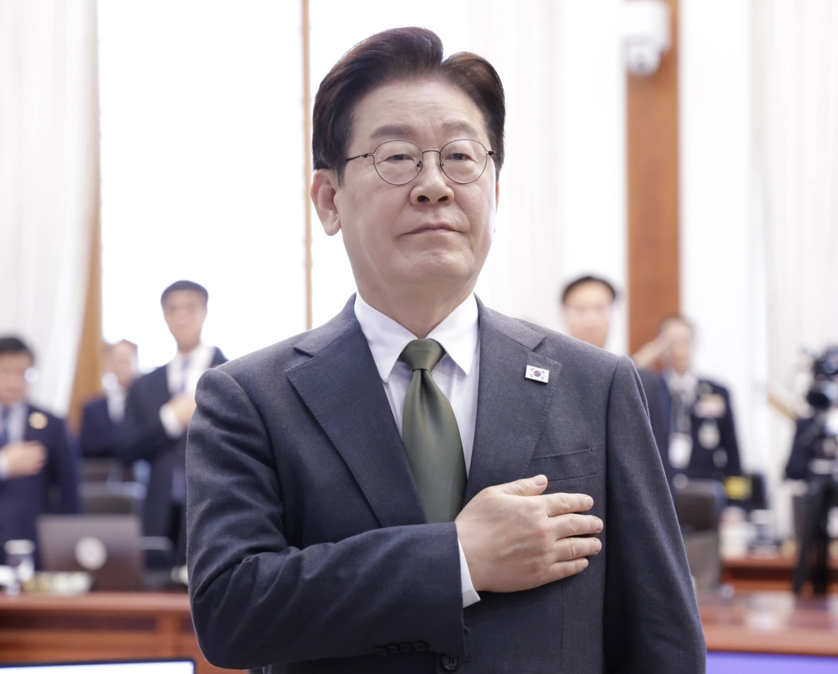 이재명 대통령이 14일 청와대에서 열린 국무회의 겸 비상경제점검회의에서 국기에 경례하고 있다. 2026.4.14 연합뉴스