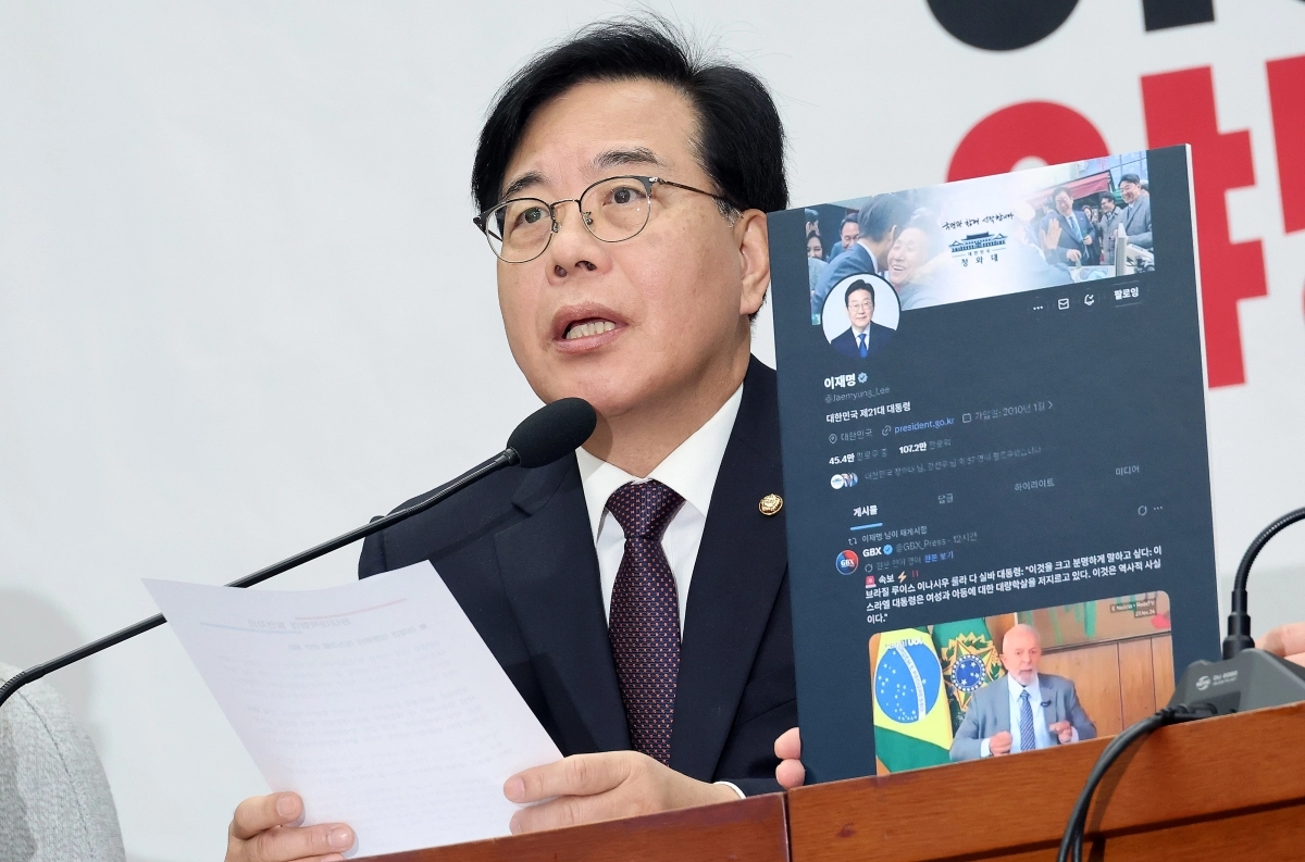 송언석 국민의힘 원내대표가 14일 국회에서 열린 원내대책회의에서 브라질 루이스 이나시우 룰라 다 시우바 대통령의 이스라엘 규탄 발언을 공유한 이재명 대통령의 소셜미디어(SNS) 게시글 캡처 사진을 보여주면서 비판 발언을 하고 있다. 2026.4.14 연합뉴스