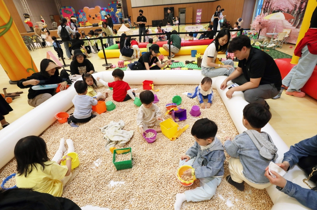 지난해 4월 30일 서울 강남구 일원에코파트에서 열린 아추페스티벌에서 어린이들이 놀이를 하고 있다. 강남구 제공