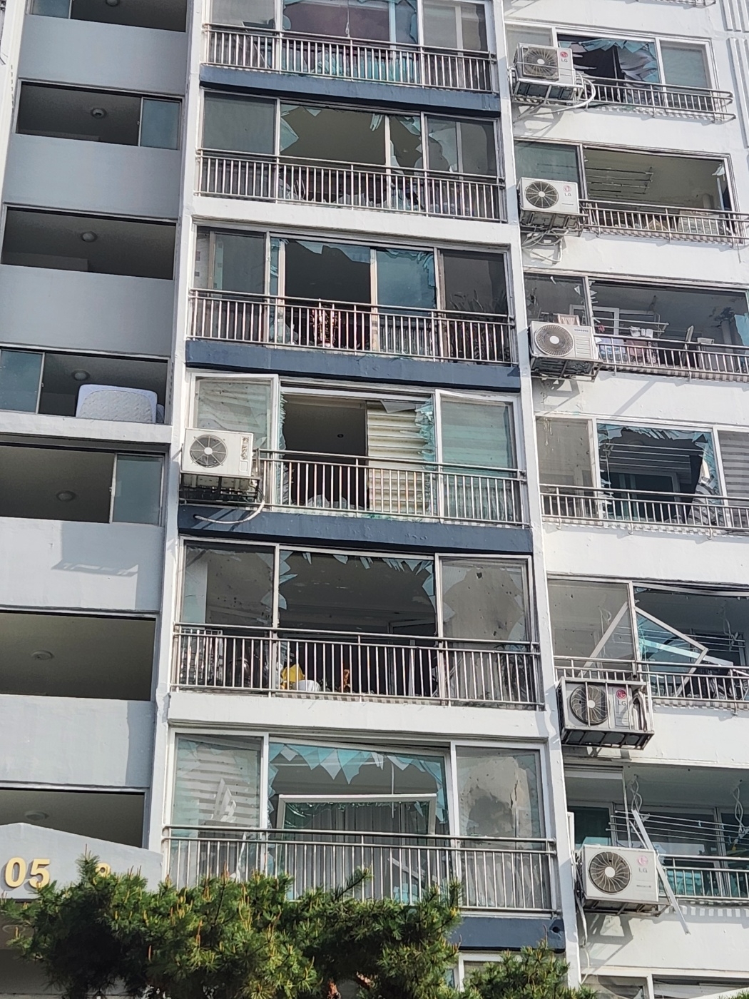 지난 13일 청주 봉명동의 한 식당에서 발생한 LP가스 폭발 사고로 인해 파손된 인근 아파트 유리창. 남인우 기자