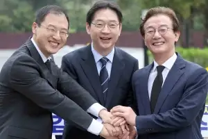 봉하 달려간 與3인방…전재수·김상욱·김경수 “부·울·경 메가시티 복원”