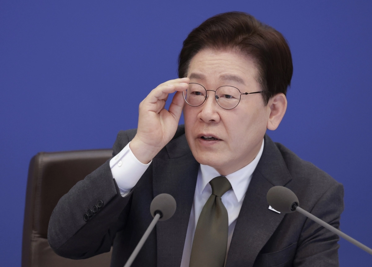 발언하는 이재명 대통령     (서울=연합뉴스) 한상균 기자 = 이재명 대통령이 14일 청와대에서 열린 국무회의 겸 비상경제점검회의에서 발언하고 있다. 2026.4.14     xyz@yna.co.kr (끝)